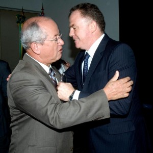 Abraços de Aides e Governador Casagrande